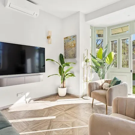 Jeanette Βίλα *